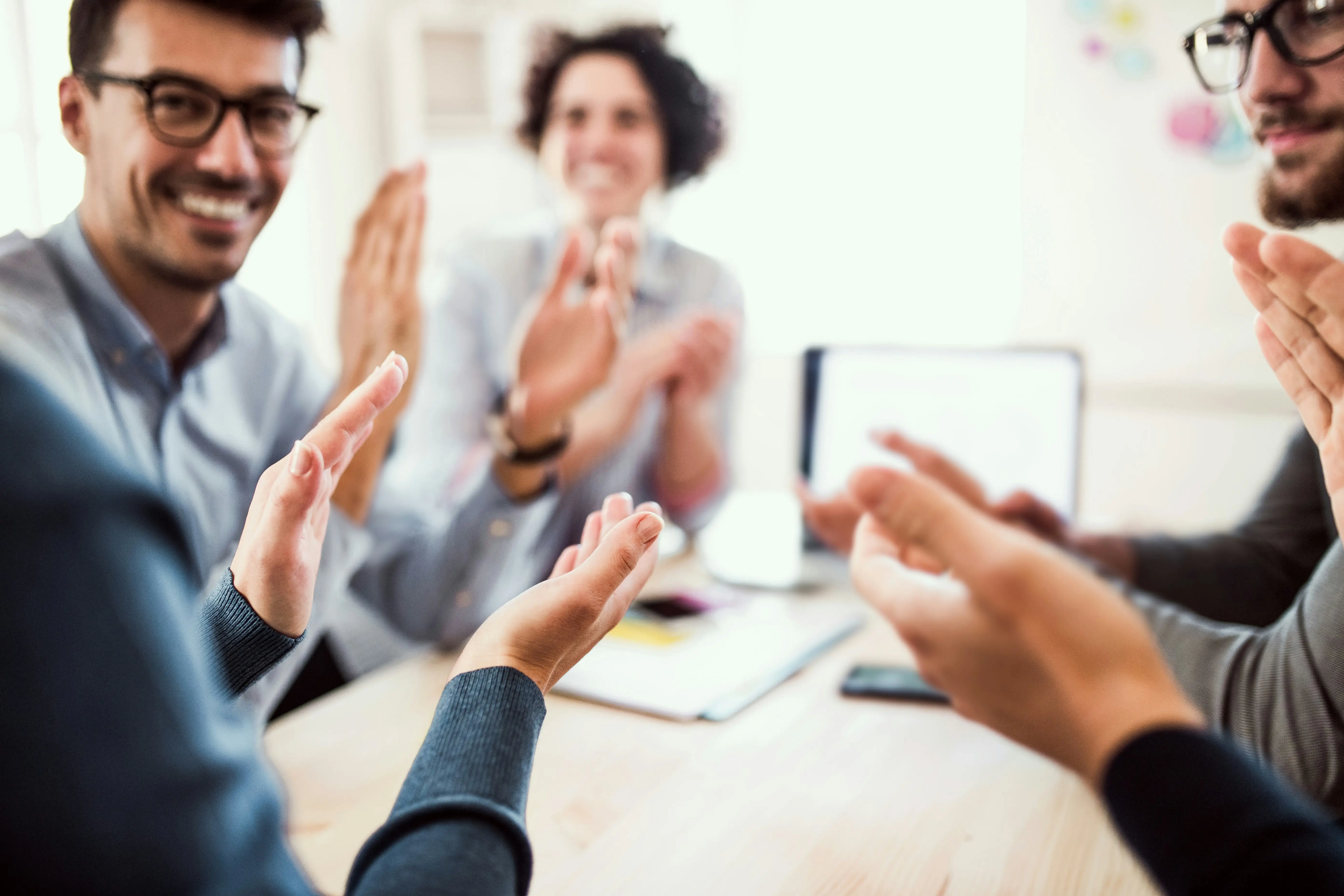 Team applaudiert sich gegenseitig und freut sich